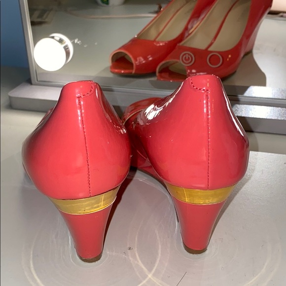 NINE WEST pink gold patent leather 2in heels - Picture 5 of 6